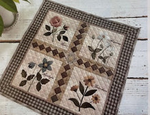 Last inn bildet i Galleri-visningsprogrammet, Lite blomsterteppe . kit
